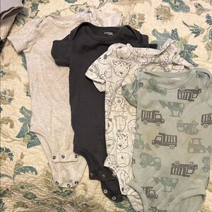 Amazon Essentials Baby Bodysuit Set - Gray, Black, Green